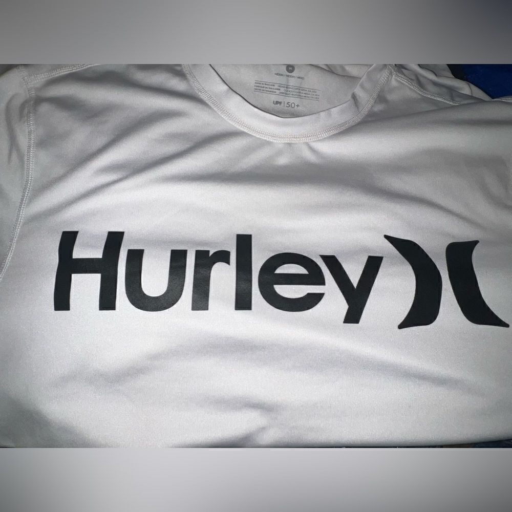 Hurley T-Shirt With SPF Protection Size Medium - Picture 3 of 4